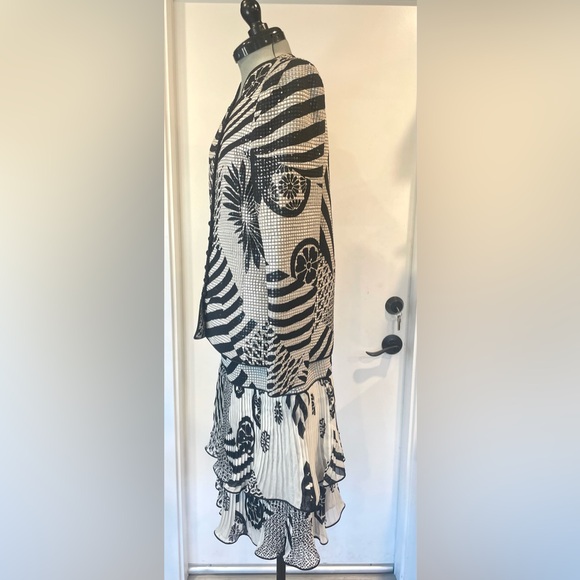 Vintage 2 piece silk skirt &jacket set, intricate quilting, sequins, b/w, szM - Picture 6 of 16